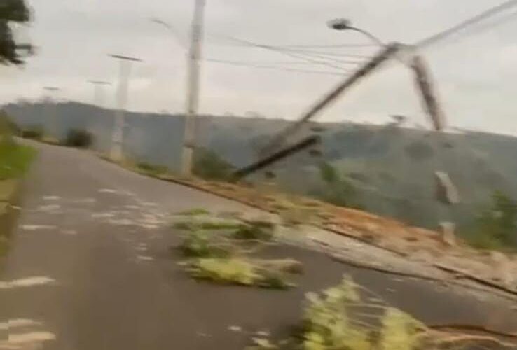 Ônibus de frigorífico colide com poste em Colatina e provoca apagão no bairro São Miguel
