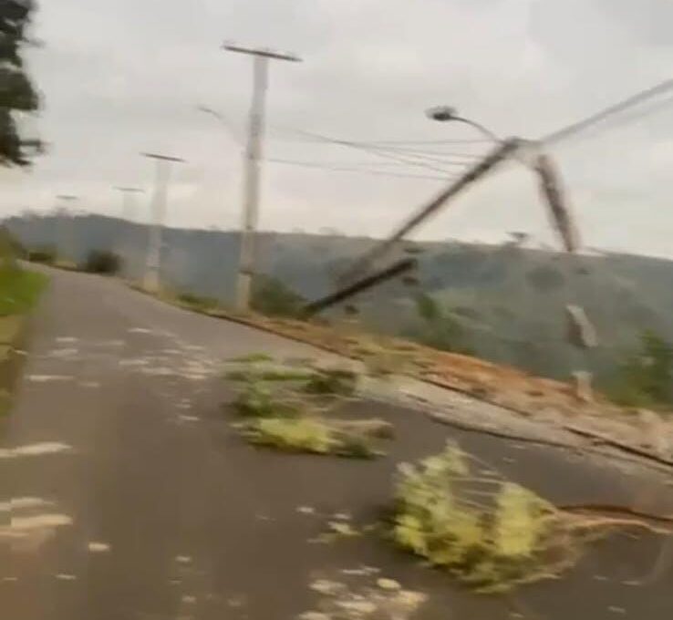 Ônibus de frigorífico colide com poste em Colatina e provoca apagão no bairro São Miguel