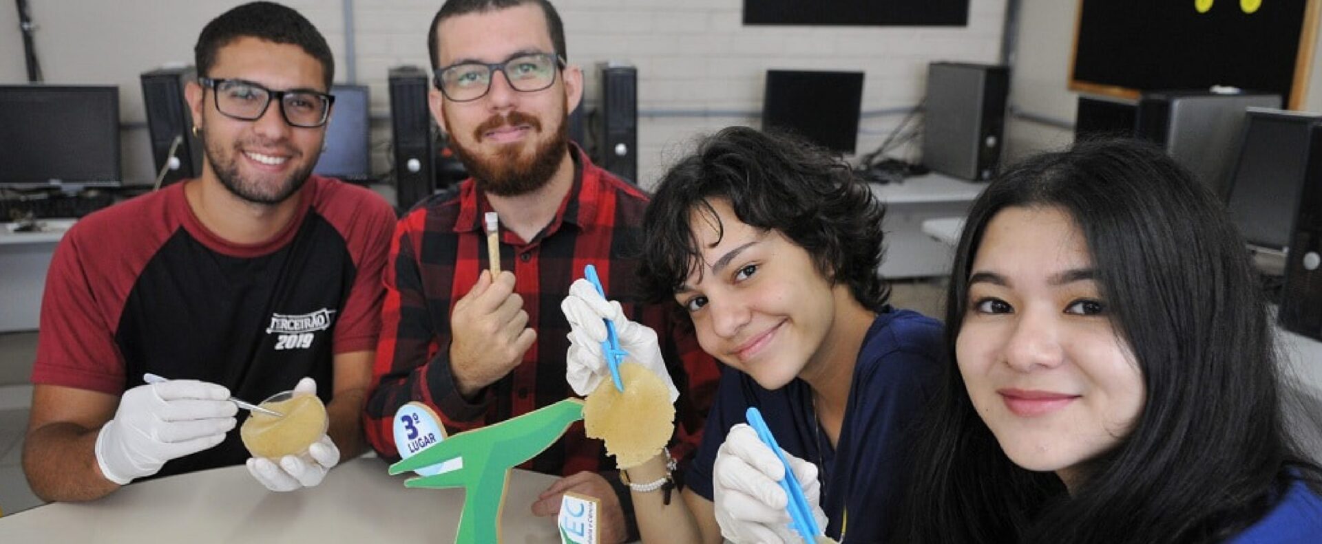 Plástico biodegradável fabricado a partir de casca de laranja: aumento na produção industrial e tampas plásticas.