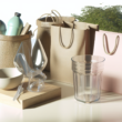 Produtos sustentáveis incluem óculos de plástico reciclado, ecobags e plástico feito a partir do ar