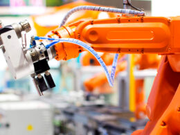 Revolução no Plástico: Como Robôs Transformam a Indústria e Aumentam a Produtividade!