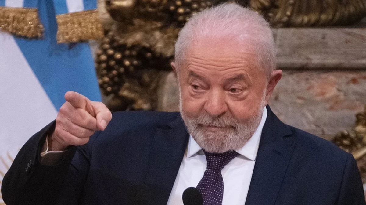 Révolution nas salas de aula: A polêmica lei de Lula que gera debates sobre celulares nas escolas!