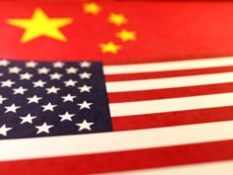 Tarifas dos EUA sobre a China: Como a Liga de Juros no Brasil Pode Impactar Seu Bolso!