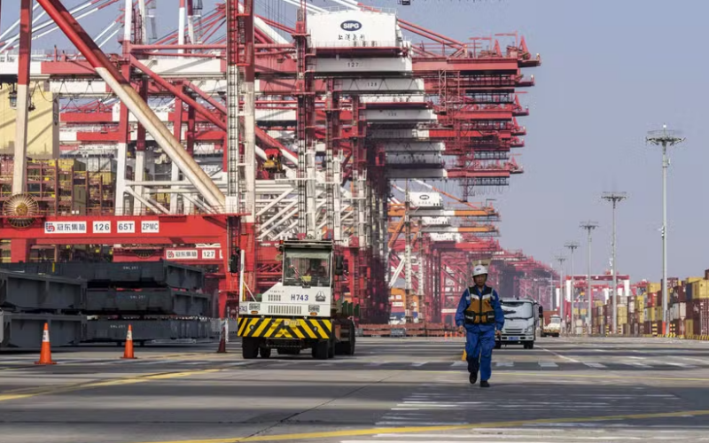 Tarifas Estratosféricas: Como a Guerra Comercial EUA-China Pode Impactar Sua Vida e a Economia Global!