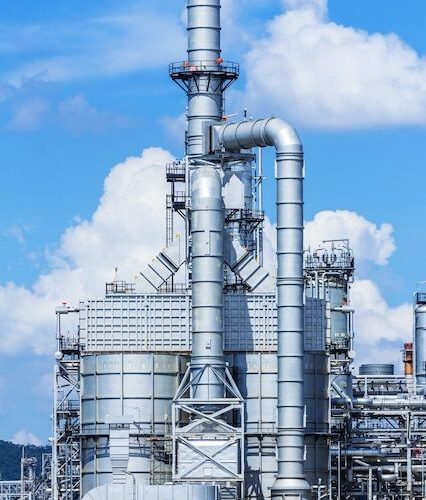 Torre de refinaria na planta industrial petroquímica com céu azul | Foto Premium