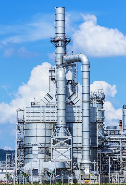 Torre de refinaria na planta industrial petroquímica com céu azul | Foto Premium