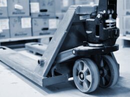 Transforme a Indústria Plástica: Como Esteiras Transportadoras Superam Desafios Logísticos e Aumentam sua Eficiência!